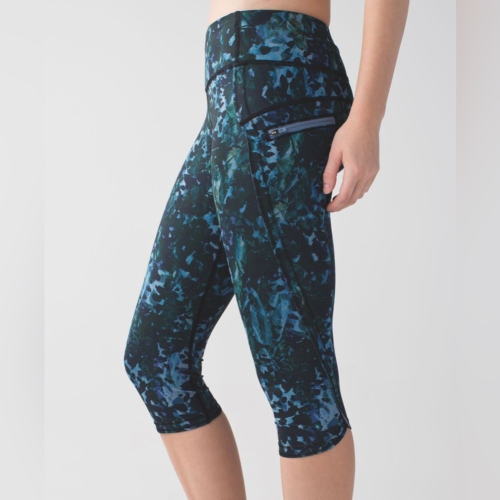 Lululemon Run: Top Speed Crop *Full-On Luxtreme
Floral Backdrop Blue Denim Multi
